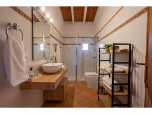 ein Bad mit einem Waschbecken, einem WC und einer Dusche in der Unterkunft Holiday Home Casita Roqueta - MDS100 by Interhome in Maria de la Salut