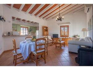 ein Esszimmer und ein Wohnzimmer mit einem Tisch und Stühlen in der Unterkunft Holiday Home Casita Roqueta - MDS100 by Interhome in Maria de la Salut