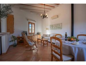 ein Wohnzimmer mit einem Tisch und Stühlen sowie eine Küche in der Unterkunft Holiday Home Casita Roqueta - MDS100 by Interhome in Maria de la Salut
