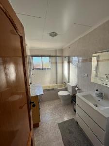 een badkamer met een toilet, een wastafel en een bad bij VillaNord in Cheste