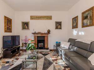 salon z kanapą i kominkiem w obiekcie Villa Vittoria by Interhome w mieście Bellagio