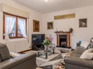 salon z dwiema kanapami i kominkiem w obiekcie Villa Vittoria by Interhome w mieście Bellagio