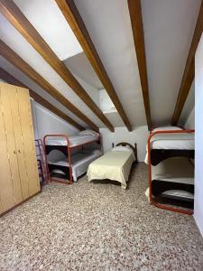 een kamer met 3 stapelbedden op een zolder bij VillaNord in Cheste