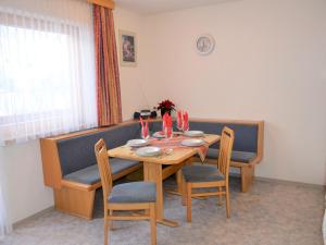 jadalnia ze stołem i 2 krzesłami oraz stołem i szezlongiem w obiekcie Apartment Elfriede - SZU120 by Interhome w mieście See