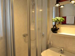 łazienka z prysznicem, toaletą i umywalką w obiekcie Apartment Elfriede-1 by Interhome w mieście See