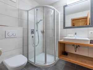 łazienka z prysznicem, toaletą i umywalką w obiekcie Apartment Martina-1 by Interhome w mieście Kappl