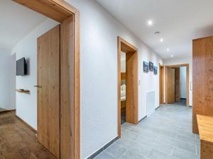 przedpokój z drewnianymi drzwiami i pokój z łóżkiem w obiekcie Apartment Martina-1 by Interhome w mieście Kappl +22 zdjęcia