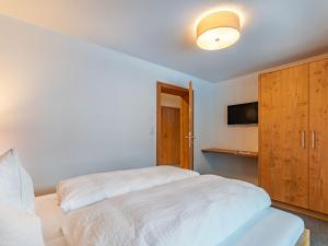 Łóżko lub łóżka w pokoju w obiekcie Apartment Martina-1 by Interhome
