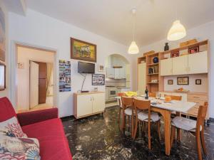 una cucina e un soggiorno con tavolo e sedie di Apartment Ilaria by Interhome a Marina di Massa