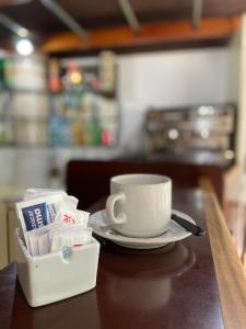 eine Kaffeetasse und Untertasse auf einem Tisch mit einem Tablett in der Unterkunft Claro De Luna Hotel centro in Río Tercero