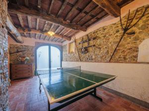 - une table de ping-pong dans une pièce dotée de murs en pierre dans l'établissement Apartment Le Fornaci-1 by Interhome, à San Quirico di Moriano