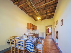 Η κουζίνα ή μικρή κουζίνα στο Apartment Le Fornaci-6 by Interhome