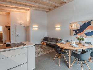 Una cocina y una sala de estar con una mesa y sillas de madera. en Apartment Das Georgen- Großglockner by Interhome, en Fürstau 35 fotos más