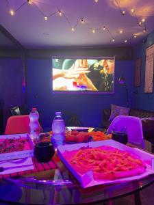 una mesa con comida y una TV en una habitación en THOMAS SEA VIEW, en Torre del Greco