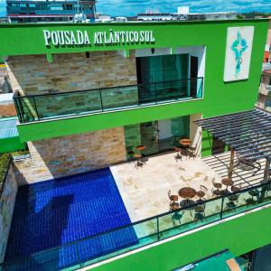 una vista aérea de un edificio con piscina en Atlântico Sul Hotel, en Porto de Galinhas