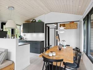 Kuchyň nebo kuchyňský kout v ubytování Holiday Home Shayene - 2-5km from the sea in NE Jutland by Interhome