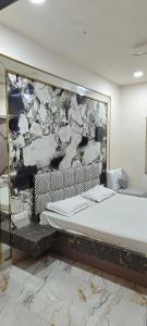 Una cama o camas en una habitación de DIAMOND GUEST HOUSE 26 fotos más