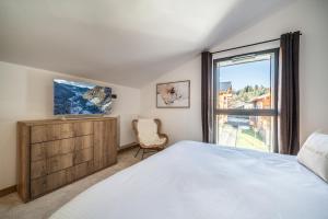 een slaapkamer met een bed en een raam bij Apartment Clematis Les Gets- BY EMERALD STAY in Les Gets