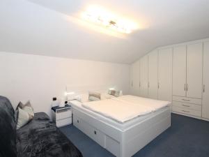 Ένα ή περισσότερα κρεβάτια σε δωμάτιο στο Apartment Kircher-2 by Interhome