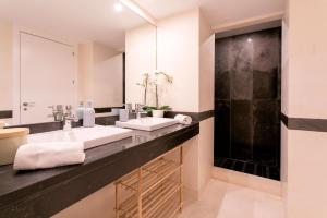baño con 2 lavabos y espejo grande en Genteel Home San Agustín, en Málaga