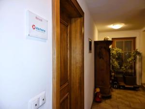 een hal met een houten deur en een kamer bij Apartment Rätia III by Interhome in Pfunds