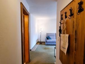 een hal met een blauwe bank in een kamer bij Apartment Rätia III by Interhome in Pfunds