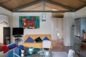 a living room with a couch and a painting on the wall at Panama in Roccatederighi