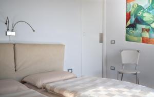 um quarto com uma cama, uma cadeira e um quadro em Panama em Roccatederighi