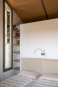 a bedroom with two beds and a window at Panama in Roccatederighi