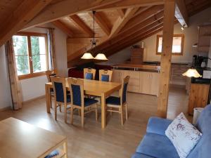 eine Küche und ein Esszimmer mit Tisch und Stühlen in der Unterkunft Apartment Tga Stgirat Dachgeschoss by Interhome in Malmigiuer