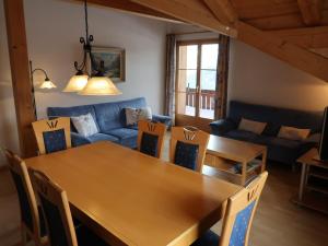 ein Wohnzimmer mit einem Holztisch und einem Sofa in der Unterkunft Apartment Tga Stgirat Dachgeschoss by Interhome in Malmigiuer + 18 Fotos