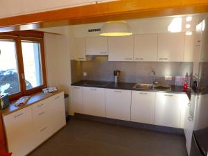 Eldhús eða eldhúskrókur á Apartment Résidence Maze B 10 by Interhome