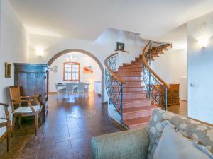 sala de estar con escalera y comedor en Holiday Home Siby-3 by Interhome, en Casale Marittimo