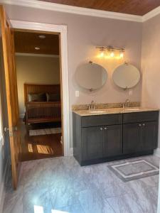 - Baño con 2 lavabos y 2 espejos en Triple Brick on Main, en Wyalusing