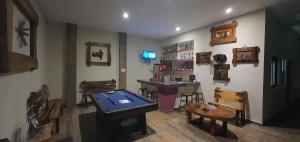 une salle avec une table de ping-pong et un bar dans l'établissement Hotel Boutique Casa Mariano, à Tepic