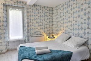 sypialnia z łóżkiem z dwoma ręcznikami w obiekcie Appart du Pont Vert A02 proche centre Mon Groom w Troyes