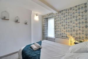 sypialnia z łóżkiem z 2 poduszkami w obiekcie Appart du Pont Vert A02 proche centre Mon Groom w Troyes