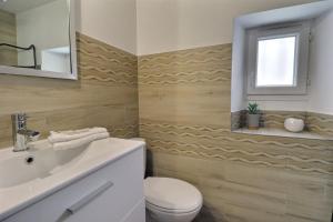 W łazience znajduje się toaleta, umywalka i lustro. w obiekcie Appart du Pont Vert A02 proche centre Mon Groom w Troyes