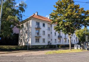 um velho edifício branco no lado de uma rua em 65qm Altbaucharme mit zwei Balkonen em Karlsruhe