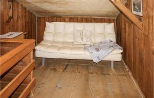 białą kanapę w pokoju z drewnianymi ścianami w obiekcie Beautiful Home In Wald Am Arlberg With Wi-fi w mieście Dalaas