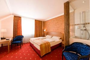 Postel nebo postele na pokoji v ubytování Hotel Goldene Sonne