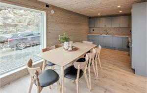cocina y comedor con mesa y sillas en Lovely Home In Sknevik With Wifi, en Skånevik