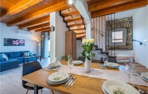 comedor y sala de estar con mesa de madera en Lovely Home In Brscici With House A Panoramic View, en Bičići