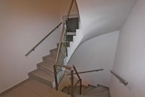 ヴァーレンにあるFerienwohnungen Waren SEE 8440の金属製の手すり付きの家の階段