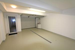 ヴァーレンにあるFerienwohnungen Waren SEE 8440の空き部屋、冷蔵庫付きガレージが備わります。