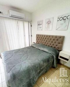 1 dormitorio con 1 cama grande en una habitación en suipacha 437 en Rosario