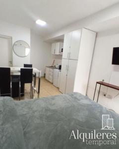 Habitación con cocina y mesa con sillas. en suipacha 437 en Rosario