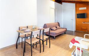 uma sala de estar com uma mesa e cadeiras e um sofá em Lovely Home In San Marco Castellabate With Jacuzzi em San Marco di Castellabate