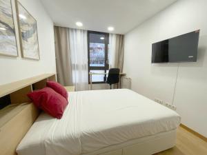 Un televizor și/sau centru de divertisment la MarBarcelona Suites Berlin