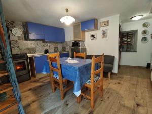 cocina y comedor con mesa y sillas en Hameau Gubioche, casa vacanze, en Chambave